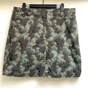 Eddie Bauer Ladies Golfing/tennis skirt!! In camafloge green!! Great condition!